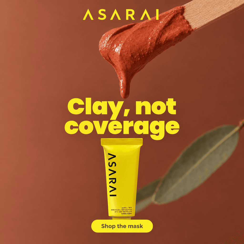 Eine Asarai-Anzeige mit nummerierten Teilen: das Logo, die Überschrift Clay, not coverage, das Produkt und ein Shop the mask-Button.